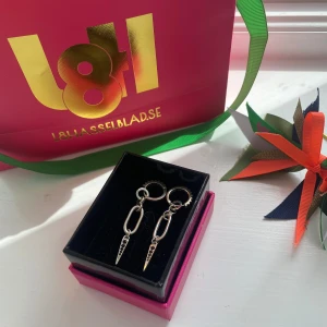 L8hasselblad örhängen - Säljer mina L8hasselblad örhängen eftersom jag inte använder dem så ofta, men dem är i väldigt gott skick.  L8hasselblads box och en fin påse ingår. Torkar även såklart av dem innan jag säljer dem! (Originalpris 1200kr)