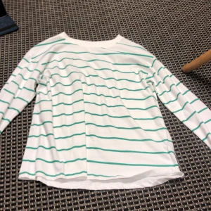 Långärmad randig tröja - En randig långärmad tröja i ny skick, aldrig använd🤗💕