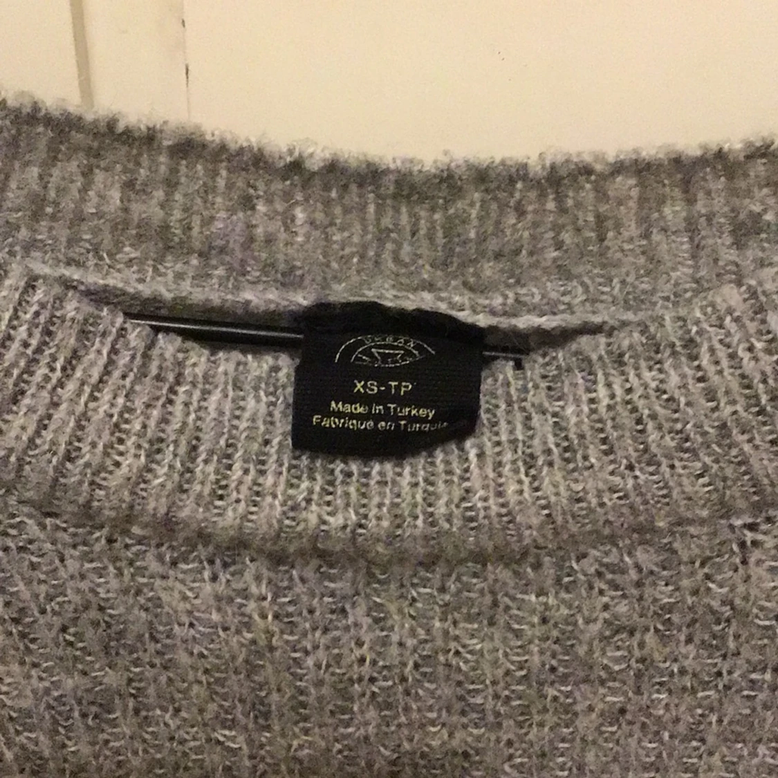 En grå långärmad stickad tröja  - 91