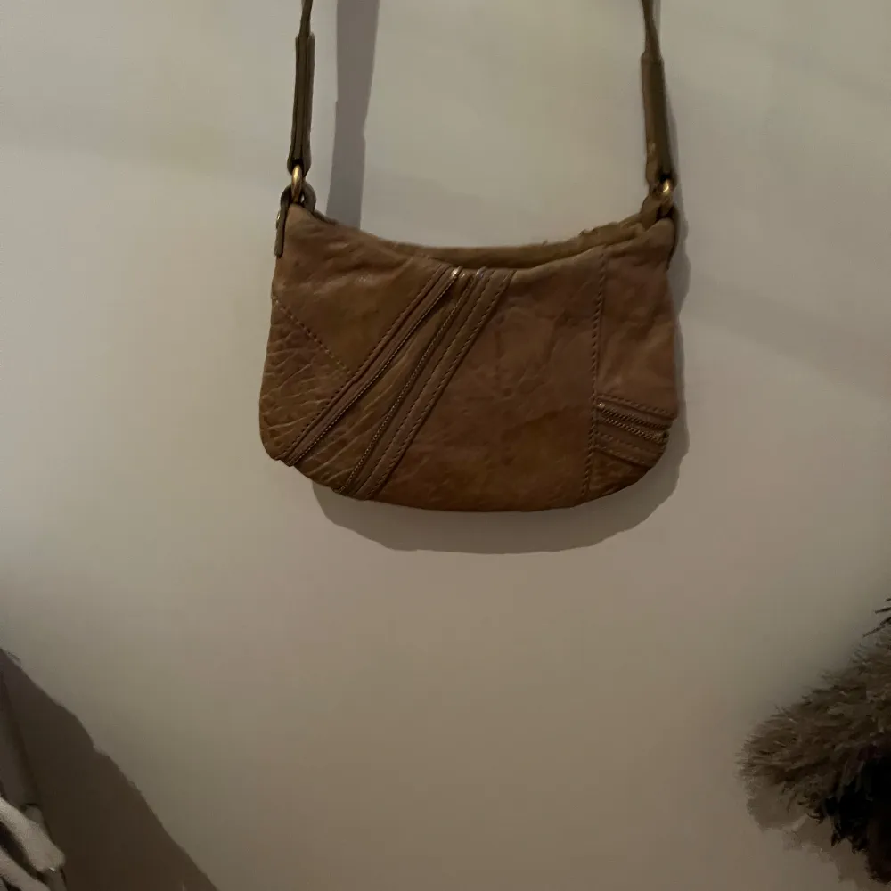 Fin Marc Jacobs väska som är lite sliten men det syns inte!. Laukut & Käsilaukut.