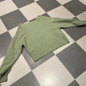 Grön stickad tröja från Vero Moda - Säljer en superfin grön stickad tröja från Vero Moda. Den är i storlek M och har en normal passform. Tröjan är långärmad och perfekt för höst och vinter. Den är i nyskick och väldigt mysig att ha på sig. Perfekt för att hålla sig varm och snygg under de kallare månaderna! 💚