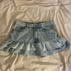 Ljusblå snygg jeans kjol - Supersnygg jeanskjol som jag sytt själv av ett par jeans som inte användes. 🌸  Storlek 38 Midjemått: 39 cm Kjolens längd: 32 cm