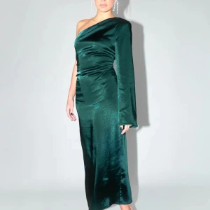 One shoulder klänning - Emerald midiklänning från gina tricot i stl S och är aldrig använd