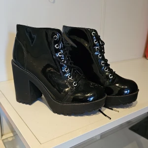 Skor  - Superfint skick Innermått 24.5 cm