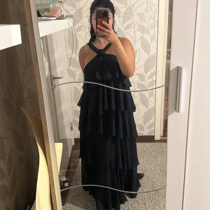 Vero moda felicia klänning - Säljer denna superfina maxiklänning från VERO Moda i storlek S. Passar superbra på mig som vanligtvis bär på M och är runt 156cm lång❤️. Den är ej använd.