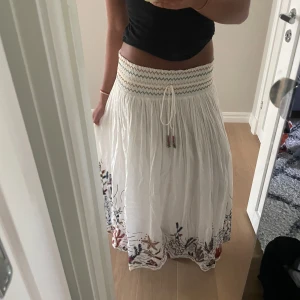 Långkjol - Fin långkjol med söta detaljer, endast använd få gånger, bra skick. 