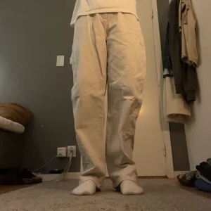 Vita jeans - Vita jeans vet inte vilket märke. Storlek w30. Använda men inte så slitna.