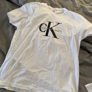 Vit T-shirt  - Ny oanvänd t-shirt