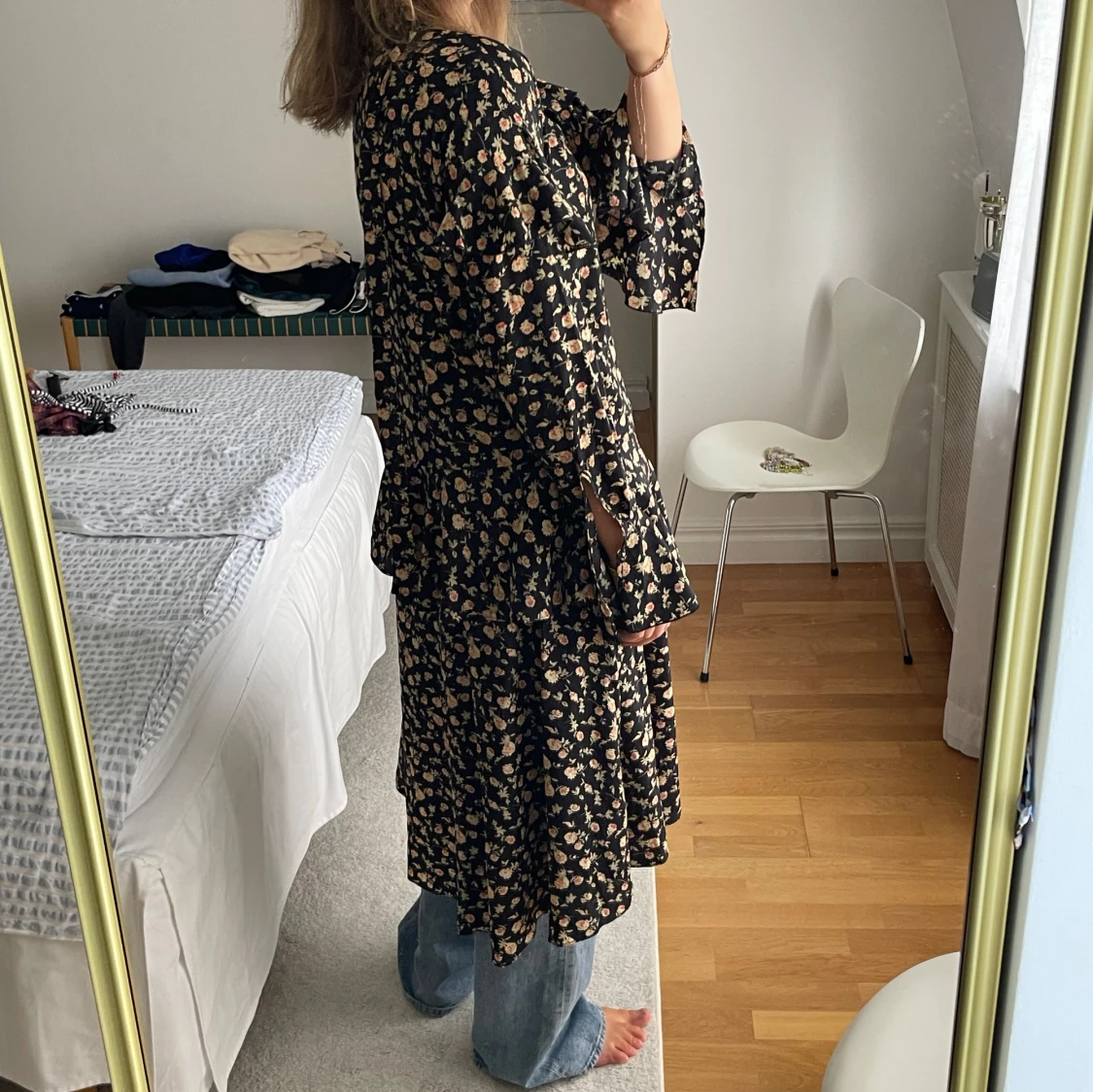 Blommig klänning med volanger - 90