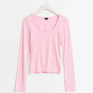 Rosa långärmad topp - Säljer en söt rosa långärmad topp från Gina Tricot i storlek S Perfekt för både vardag och fest! 💖 Toppskick