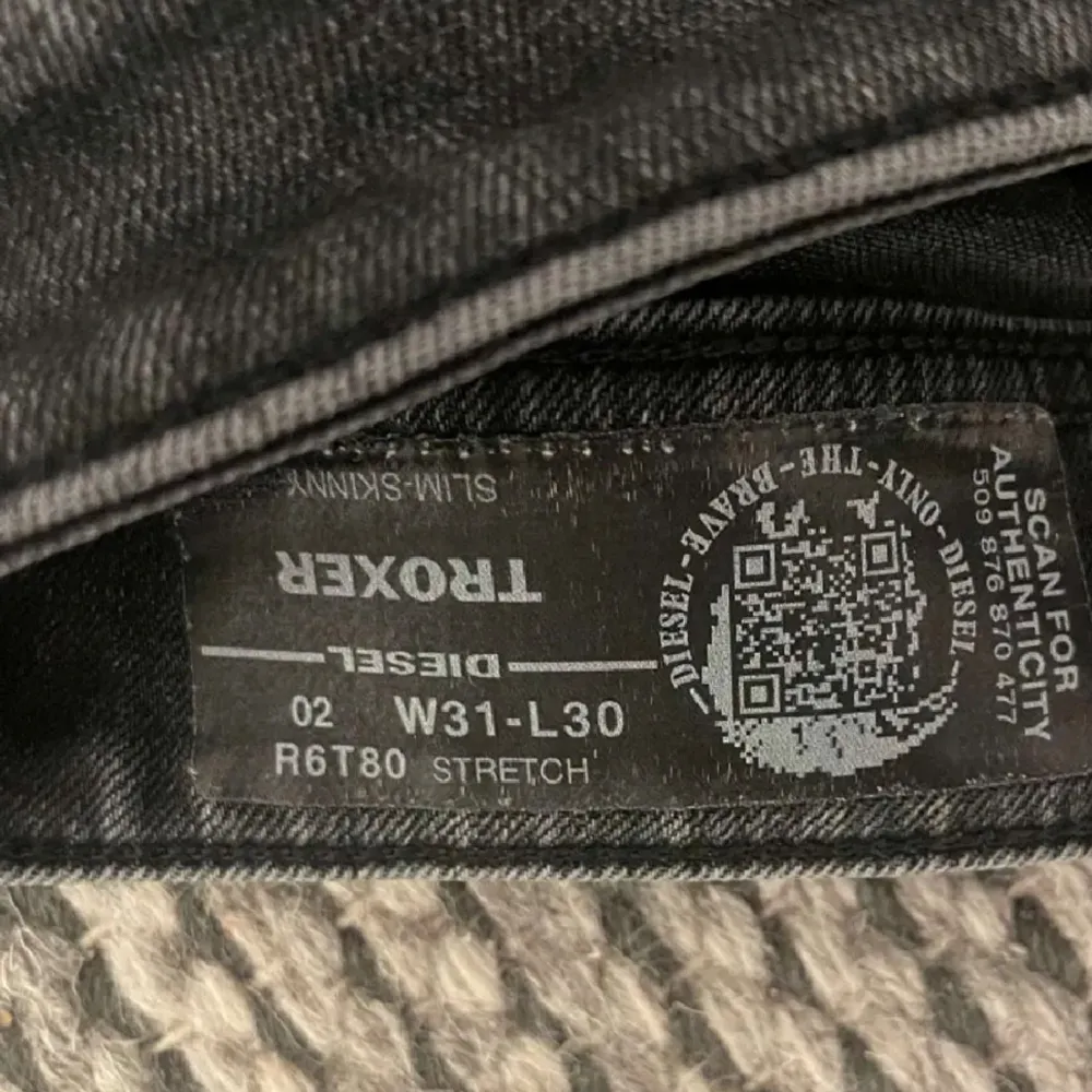 Säljer ett par svarta jeans från Diesel. De är slim fit och har en skinny stil. Jeansen är i stretchmaterial vilket gör dem bekväma att ha på sig. Perfekta för både vardag och fest!. Jeans & Byxor.