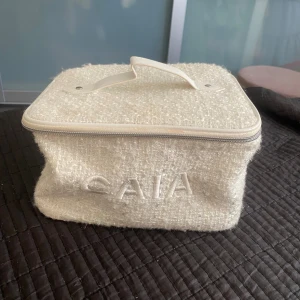 Caia neccesär - Caia smink neccesär från julkalendern för nått år sedan, tvättas så gott det går innan fraktning. Skick 7/10❣️