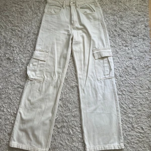 Vita cargojeans - Högmidjade och använda fåtal gånger, inte använts på länge. Väldigt bra skick utan synliga märken på att de är använda💗