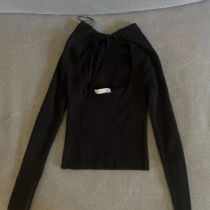 Zara tröja - Jag säljer denna tröja för att den inte kommer till användning längre💕 den har använts nåra fåtals gånger, är som ny.
