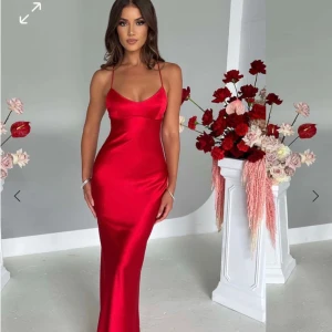 Klänning - Säljer denna klänning som jag aldrig använt. Den passade inte mig vid bysten. Köpte för 1360 kr med frakt men säljer klänningen för 1000kr. Storlek xs aldrig använd och bra material