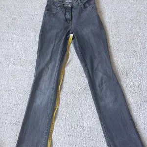 Gråa jeans, köpta secondhand men ör i bra skick. Passar mig som e 173! Står att den är storleken 158 men passar mig som har xs. Skriv gärna vid funderingar☺️