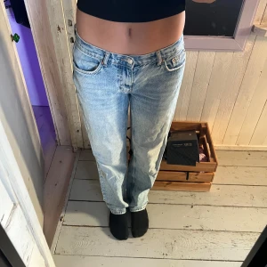 Straight jeans, gina tricot - Ett par ljusblå raka jeans från gina i storlek 36. Lite korta på mig som är 174