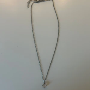 Halsband  - Säljer detta fina halsband då jag aldrig fått någon användning för det. 