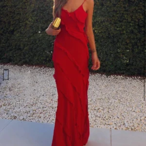 Volang långklänning  - Säljer denna snygga långklänning då den är för stor för mig. Aldrig använd, endast testad. Storlek S och har en slits nertill. Köpt för 549 kr men säljer för 349🫶🏼pris går att diskutera