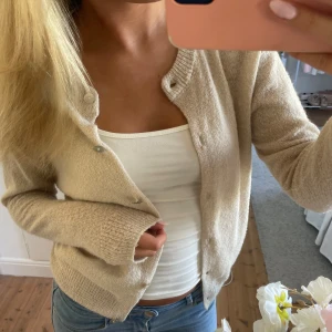 Stickad kofta  - Stickad kofta från zara, lätt stickad och jätteskön! Använd fåtal gånger så den är helt fri från defekter💛