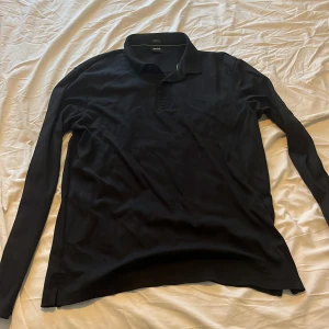 Hugo boss piké mer lång armar - Skick 10-10