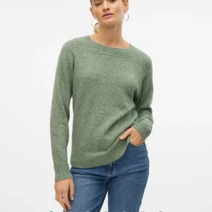 stickad tröja - grön /vit stickad tröja i as skönt material 💚Den är i s men skulle säga att den passar Xs och M
