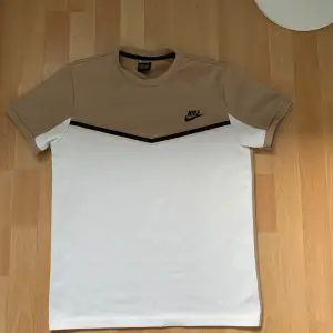 En tracksuit från Nike i brun färg i storlek M. Den är använd men i perfekt skick. Man kan få hela för 350 annars kostar varje plagg 200 separat. Om man vill köpa separat finns separata annonser på min sida. Pris kan diskuteras 