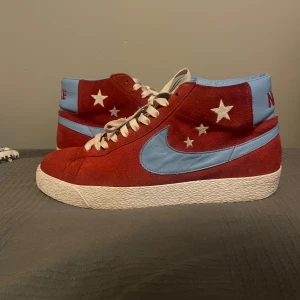 Nike SB Blazer Mid ”Vanilla Ice” (2007) - 7/10 cond, fortfarande användbara, sällsynta. Ingen låda, vita OG snören tillkommer Meddela om fler bilder behövs eller innan köp. Priset är förhandlingsbart