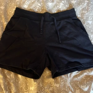 svarta mjukisshorts  - Svarta mjukisshorts från Cubus i storlek M med fickor fram. Aldrig använda💖