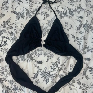 svart topp - svart topp från shein med knytning runt halsen och ryggen. står ej någon storlek, skriv för fler bilder!🖤