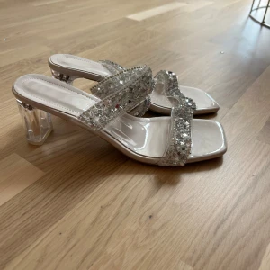Glitter klackar  - Storlek 38 Använda 1 gång  Jätte fina säljer pågrund av att de inte passade mig