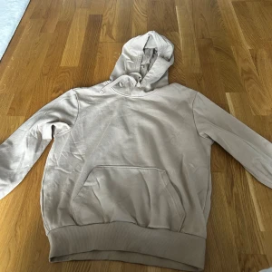 Hoodie från hm - Enkel beige hoodie från hm. Inte oversized eller ”baggy.