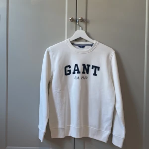 Vit gant sweatshirt  -  Storlek 158/164  aldrig använd Kommer från gant 