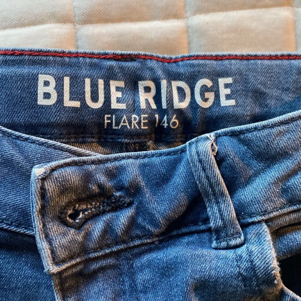 Original pris ligger runt 500‼️Super super snygga bootcut jeans från blue ridge som jag tyvärr vuxit ur men som jag lätt kommer köpa om😉💋. Jeans & Byxor.