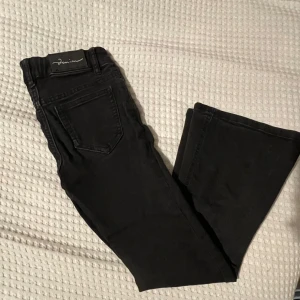 Utsvängda svarta jeans - Byxor till salu i storlek 128 / 7-8y, byxorna är köpta på Lindex för ca 400kr men jag säljer dem nu för 150kr💗