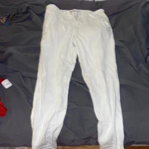 Linnebyxor  - Hej, säljer mina linnebyxor från Zara, använda ett par gånger. Storlek 38/30/30