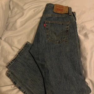 Levis jeans  - Säljer dessa snygga Levis jeans, de har en rak fit, med en medelhög midja och en snygg vintage tvätt. Skulle säga att de passar någon som är ca 165-170 cm lång💕💕