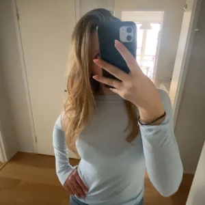 Intemissemi tröja  - Säljer min intemissemi tröja pågrund av att jag inte använder den (använd 1 gång) Den har en väldigt fin blå färg som inte säljs längre. Nypris 450💘