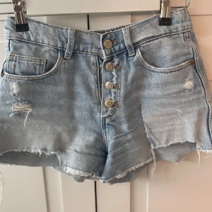 Shorts  - Zara shorts  Har gått lite sönder längst ner. Storlek 152 (11-12 år)