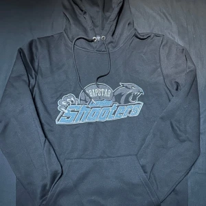Trapstar Hoodie - TAR EJ BYTEN! Trapstar Hoodie Svart Med Blå Text  Skick: 10/10 | Storlek: M | Nypris: 3000+ | Pris: 600|  Pris kan diskuteras vid snabb affär.