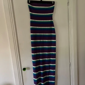 Adoore klänning  - Bandeau-klänning från Adoore. Storlek Xs, jag är en s. Så skulle säga den passar både XS och S. Aldrig använt den, jättefint skick.