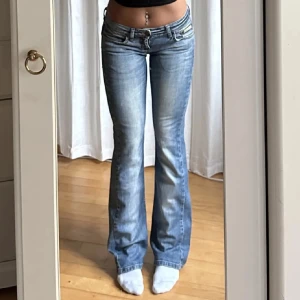 Lowrise bootcut jeans - Lånade bilder!! Köpta på plick men säljer då dom inte används, jättefina från house denim midja 72 Innerben 82💞