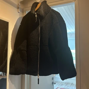 Svart höstjacka - Oanvänd!  Ny pris 600kr