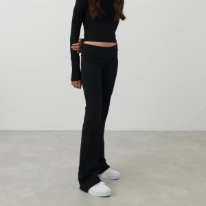 Yoga pants  - Hejj, jag säljer mina yoga pants från Gina för att dom inte andvänds längre (dom är andvända några gånger men är i bra skick) köpta för 200kr och jag säljer dom för 150kr.  Är i storlek xs och passar om du är 165cm 