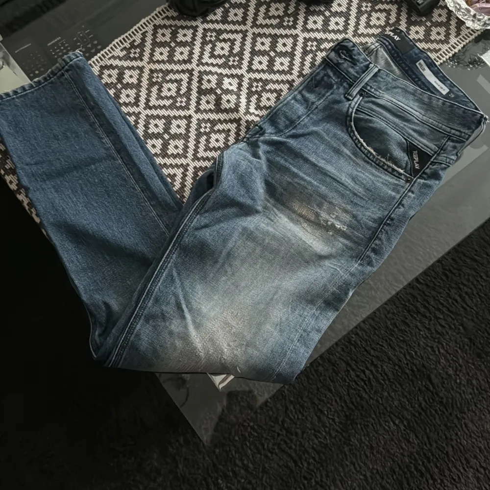 Säljer ett par nya Replay jeans köpta på best secret. Replay jeansen är helt nya och har inga defekter. Kvitto finns om det så att det behövs. Modellen är Willbi regular slim fit. Jeans & Byxor.