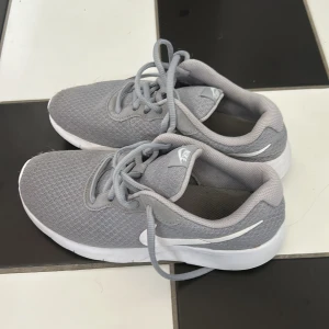  Nike skor -  Ett par Nike skor i storlek 36,5 , säljer på grund av att de är för små!💗💗