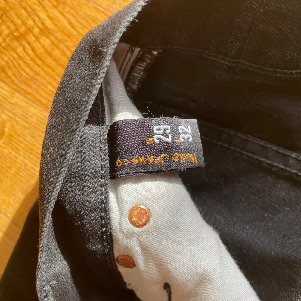 Tja! Säljer dessa feta Nudie Jeans i modellen Grim Tim. Jeansen har inga anmärkningar och är i fint skick. Storleken är 29/32. Pris kan diskuteras vid snabb affär. Jeans & Byxor.