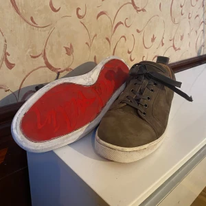 Louboutin utan spikar - Säljer nu mina loubs utan spikar då jag är trött på dom. Dom är jätte fina i mockan och sulan är väll lite smutsig de är allt. Tyvär inge kvitto eller box till dom