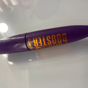 Volymboostande mascara från Miss Sporty - Säljer en volymboostande mascara från Miss Sporty. Den kommer i en snygg lila förpackning med gul text. Mascaran lovar upp till 15x mer volym och har en unik borste för att maximera volymen på dina fransar. Perfekt för att få fylliga och dramatiska ögonfransar!