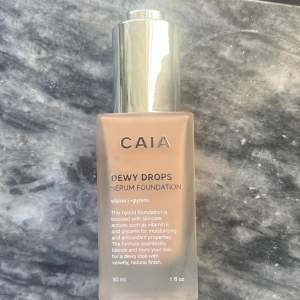 Oanvänd Caia Dewy drops i färgen 20W. Säljer pga att jag köpte fel färg. Nypris: 350kr. Pris kan diskuteras 🤍